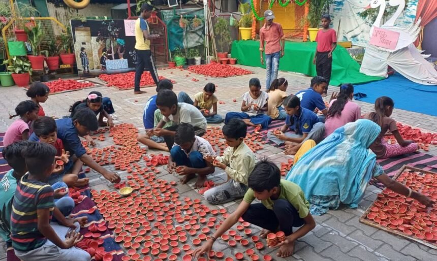 मिट्टी के हस्तनिर्मित दीयों से सजी दीपावली की सजावट – मिशन उजाला अभियान के अंतर्गत महिला कारीगरों और कुम्हारों द्वारा बनाए गए दीये।