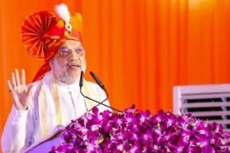 गृह मंत्री अमित शाह महाराष्ट्र के अहमदनगर में किसान रैली को संबोधित करते हुए, मंच पर मुख्यमंत्री देवेंद्र फडणवीस, उपमुख्यमंत्री एकनाथ शिंदे और अजित पवार भी मौजूद।