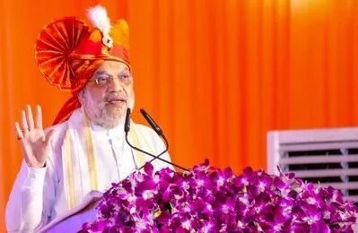 गृह मंत्री अमित शाह महाराष्ट्र के अहमदनगर में किसान रैली को संबोधित करते हुए, मंच पर मुख्यमंत्री देवेंद्र फडणवीस, उपमुख्यमंत्री एकनाथ शिंदे और अजित पवार भी मौजूद।