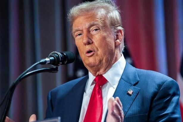 डोनाल्ड ट्रंप पत्रकारों से बात करते हुए, भारत-पाकिस्तान संघर्ष पर टैरिफ के जरिए शांति बनाए रखने का दावा करते हुए।