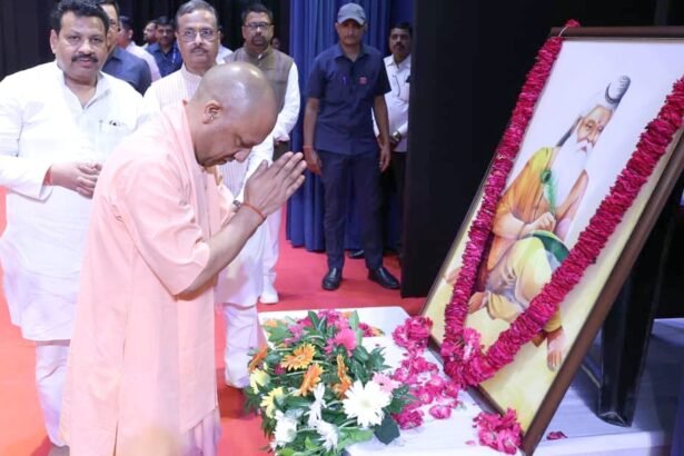 मुख्यमंत्री योगी आदित्यनाथ लखनऊ में महर्षि वाल्मीकि जयंती कार्यक्रम में दीप प्रज्वलन करते हुए।