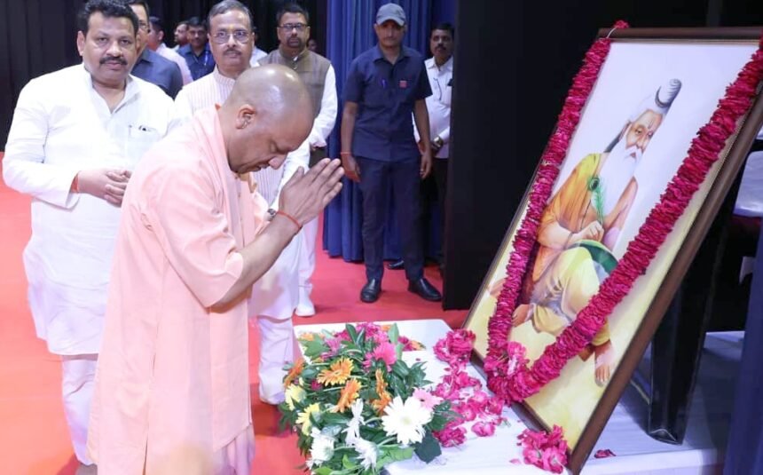 मुख्यमंत्री योगी आदित्यनाथ लखनऊ में महर्षि वाल्मीकि जयंती कार्यक्रम में दीप प्रज्वलन करते हुए।