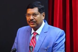 सुप्रीम कोर्ट में सीजेआई पर जूता फेंकने की कोशिश करते हुए निलंबित अधिवक्ता राकेश किशोर।