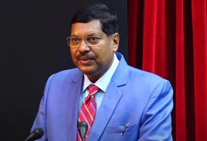 सुप्रीम कोर्ट में सीजेआई पर जूता फेंकने की कोशिश करते हुए निलंबित अधिवक्ता राकेश किशोर।