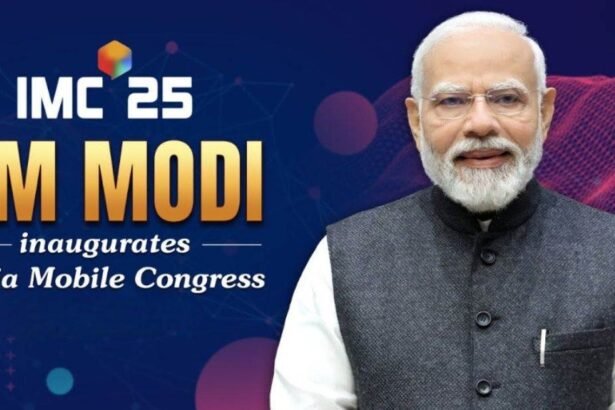 प्रधानमंत्री नरेंद्र मोदी इंडिया मोबाइल कांग्रेस 2025 के उद्घाटन समारोह में भाषण देते हुए
