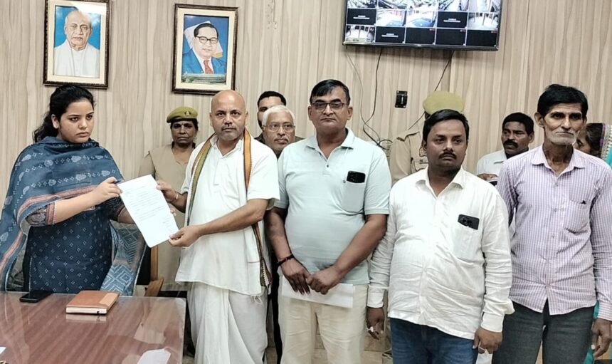 चौरासी कोसी परिक्रमा मार्ग के लिए अधिग्रहीत भूमि के ग्रामीणों को मुआवज़ा न मिलने पर भाजपा नेता चन्द्रमणि पाण्डेय ‘सुदामा’ का प्रदर्शन करते हुए चित्र।