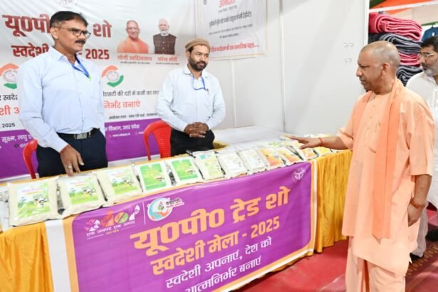 यूपी ट्रेड शो स्वदेशी मेला में मुख्यमंत्री योगी आदित्यनाथ मंच से जनसभा को संबोधित करते हुए