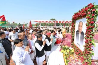 सैफई स्थित मुलायम सिंह यादव की समाधि पर श्रद्धांजलि अर्पित करते हुए अखिलेश यादव, साथ में परिवारजन और समाजवादी पार्टी के वरिष्ठ नेता।