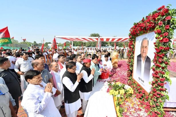 सैफई स्थित मुलायम सिंह यादव की समाधि पर श्रद्धांजलि अर्पित करते हुए अखिलेश यादव, साथ में परिवारजन और समाजवादी पार्टी के वरिष्ठ नेता।