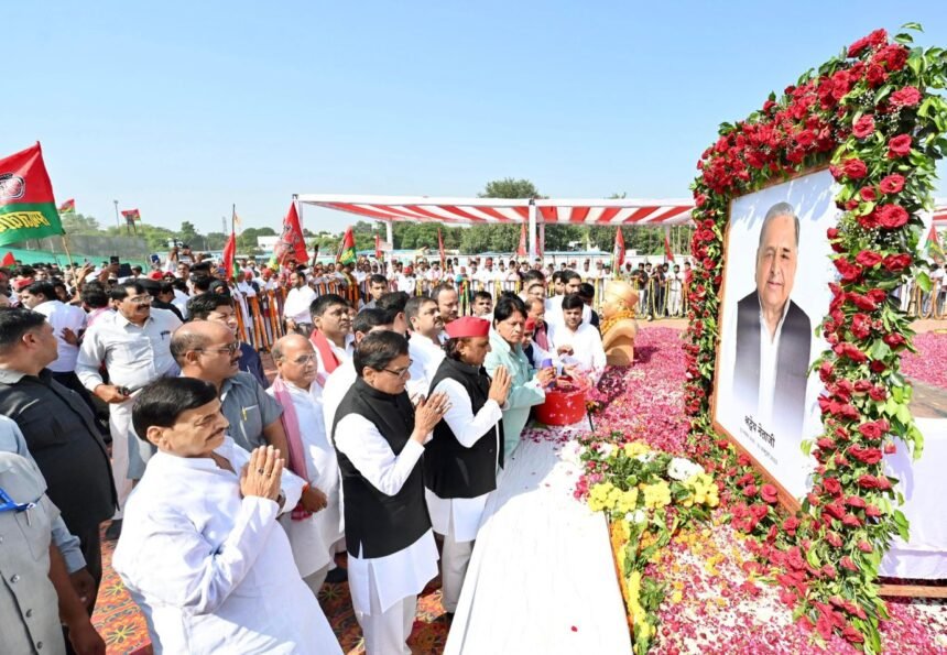 सैफई स्थित मुलायम सिंह यादव की समाधि पर श्रद्धांजलि अर्पित करते हुए अखिलेश यादव, साथ में परिवारजन और समाजवादी पार्टी के वरिष्ठ नेता।