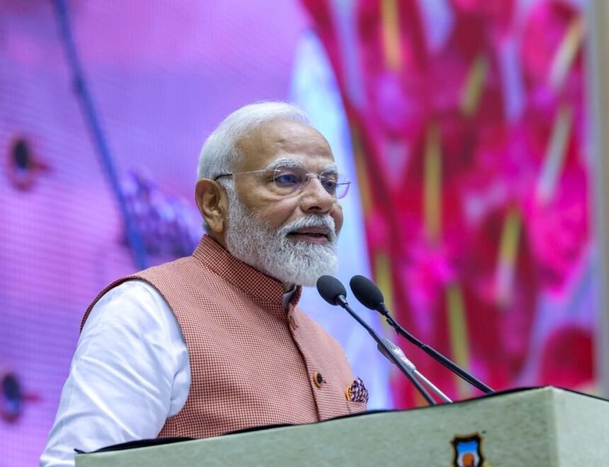 प्रधानमंत्री नरेंद्र मोदी ने नई दिल्ली में 42,000 करोड़ रुपये की कृषि परियोजनाओं का उद्घाटन और शिलान्यास किया, जिनमें पीएम धन-धान्य योजना और दलहन आत्मनिर्भरता मिशन शामिल हैं।