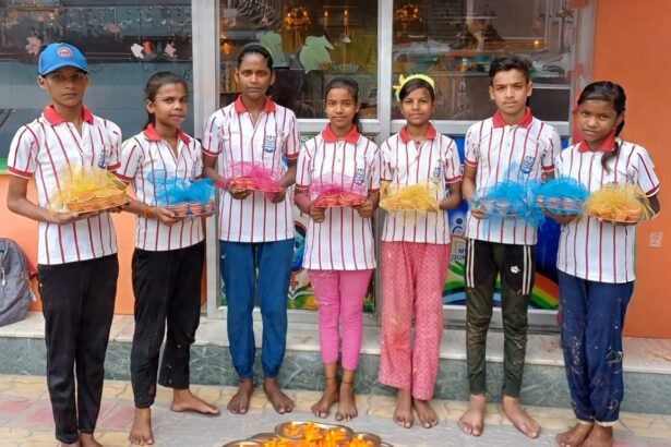 हस्तनिर्मित दीयों के साथ दीपावली मनाते स्थानीय महिलाएं और बच्चे – मिशन उजाला अभियान के तहत रौशनी फैलाते हुए।