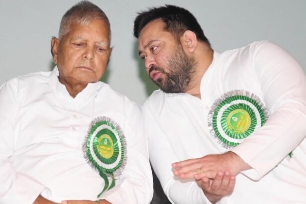 लालू प्रसाद यादव और तेजस्वी यादव दिल्ली में मीडिया से बातचीत करते हुए, सीट बंटवारे और कोर्ट में पेशी को लेकर बयान देते हुए।