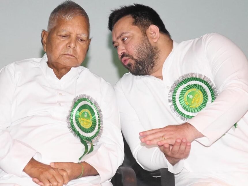 लालू प्रसाद यादव और तेजस्वी यादव दिल्ली में मीडिया से बातचीत करते हुए, सीट बंटवारे और कोर्ट में पेशी को लेकर बयान देते हुए।