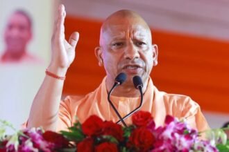 योगी आदित्यनाथ पटना और सहरसा में चुनावी सभा को संबोधित करते हुए, मंच पर भगवा झंडों के बीच भाजपा समर्थकों की भारी भीड़।