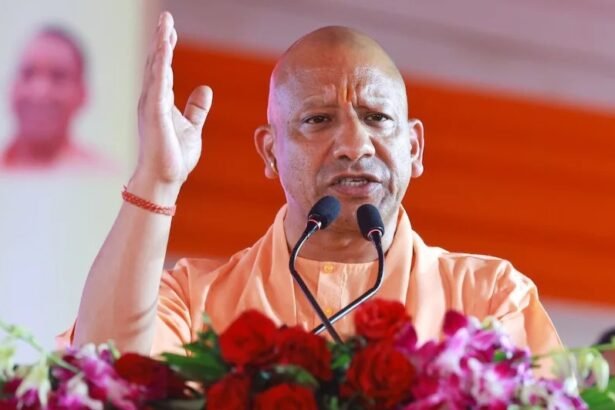 योगी आदित्यनाथ पटना और सहरसा में चुनावी सभा को संबोधित करते हुए, मंच पर भगवा झंडों के बीच भाजपा समर्थकों की भारी भीड़।