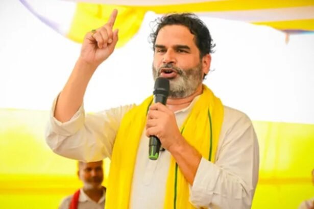 बिहार डिप्टी सीएम सम्राट चौधरी मुंगेर में जनसभा के दौरान जनसुराज के नेताओं को बीजेपी की सदस्यता दिलाते हुए।