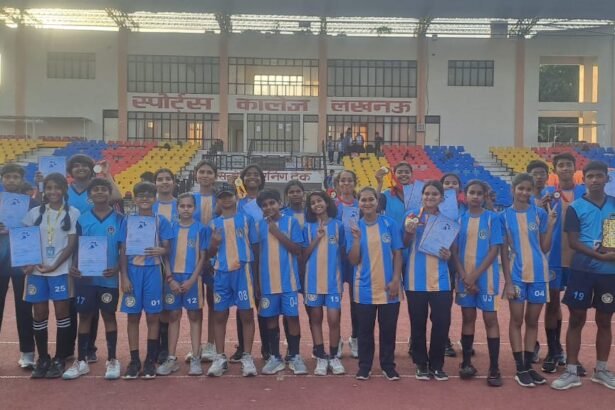 एसआर इंटरनेशनल स्कूल एंड स्पोर्ट्स एकेडमी के छात्र लखनऊ जिला एथलेटिक चैम्पियनशिप 2025 में पुरस्कार प्राप्त करते हुए, विजेता छात्र-छात्राएं मेडल और प्रमाणपत्र के साथ।