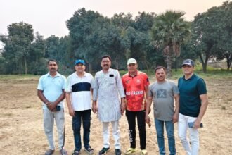 लखनऊ में कुड़िया घाट पर आयोजित कार्पेट क्रिकेट टूर्नामेंट का पोस्टर, जिसमें खिलाड़ी क्रिकेट खेलते हुए नजर आ रहे हैं और टूर्नामेंट की जानकारी दी गई है।