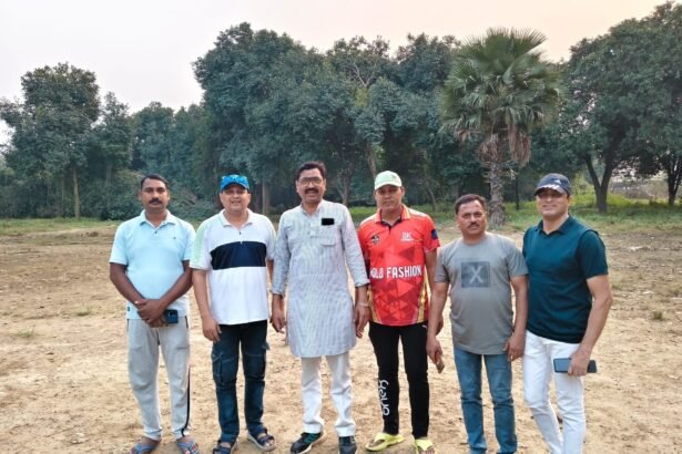 लखनऊ में कुड़िया घाट पर आयोजित कार्पेट क्रिकेट टूर्नामेंट का पोस्टर, जिसमें खिलाड़ी क्रिकेट खेलते हुए नजर आ रहे हैं और टूर्नामेंट की जानकारी दी गई है।