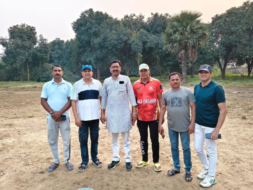 लखनऊ में कुड़िया घाट पर आयोजित कार्पेट क्रिकेट टूर्नामेंट का पोस्टर, जिसमें खिलाड़ी क्रिकेट खेलते हुए नजर आ रहे हैं और टूर्नामेंट की जानकारी दी गई है।