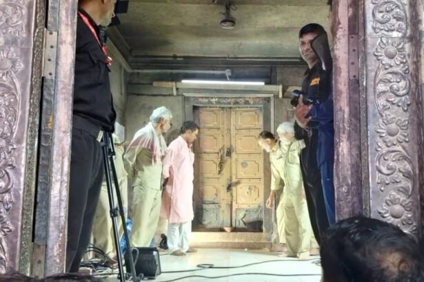 बांके बिहारी मंदिर के खजाने की संदूकें खोलते समय की तस्वीर। एक पुराना लकड़ी का संदूक खुला हुआ दिखाई दे रहा है, जिसमें पीतल के बर्तन, कुछ लकड़ी के सामान और खाली आभूषणों के बॉक्स रखे हैं।