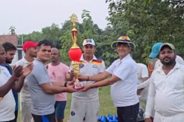 पी.सी.ए. रामनगर और पूर्वांचल स्पोर्ट्स टीमें फाइनल मुकाबले में खेल रही हैं, क्रिकेटर्स ने बल्लेबाज़ी और फील्डिंग में शानदार प्रदर्शन किया।