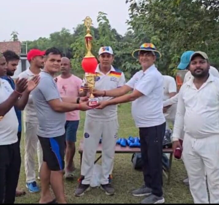 पी.सी.ए. रामनगर और पूर्वांचल स्पोर्ट्स टीमें फाइनल मुकाबले में खेल रही हैं, क्रिकेटर्स ने बल्लेबाज़ी और फील्डिंग में शानदार प्रदर्शन किया।