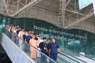 मुख्यमंत्री योगी आदित्यनाथ नोएडा इंटरनेशनल एयरपोर्ट का निरीक्षण करते हुए, रनवे और टर्मिनल तैयारियों की समीक्षा करते हुए।