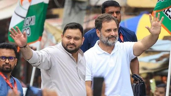 बिहार विधानसभा चुनाव 2025 में महागठबंधन के नेता तेजस्वी यादव और कांग्रेस नेता राहुल गांधी चुनाव प्रचार करते हुए