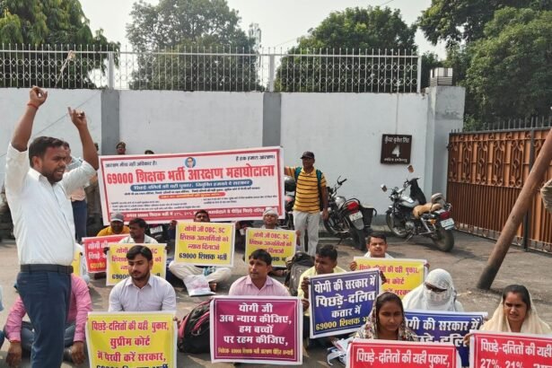 लखनऊ में 69 हजार शिक्षक भर्ती के आरक्षित वर्ग के अभ्यर्थियों का मंत्री संदीप सिंह के आवास के बाहर प्रदर्शन करते हुए दृश्य