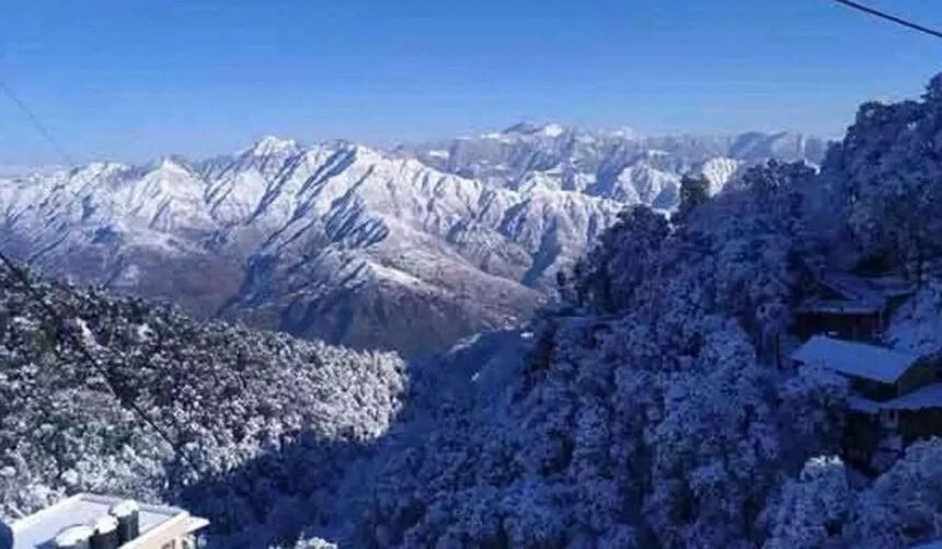 उत्तराखंड के पहाड़ी और मैदानी इलाकों में चटख धूप के बीच हल्की ठंड महसूस होती स्थिति, लोग सुबह में हल्की गर्मी का आनंद लेते हुए।