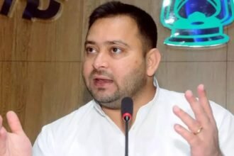 तेजस्वी यादव प्रेस कॉन्फ्रेंस में आगामी बिहार चुनाव को लेकर नई घोषणाएं करते हुए — पंचायत प्रतिनिधियों को पेंशन और छोटे कामगारों के लिए आर्थिक सहायता की बात करते हुए।