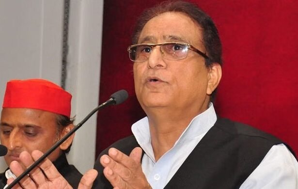 काशी के घाटों पर छठ महापर्व के दौरान श्रद्धालु गंगा नदी में अर्घ्य अर्पित करते हुए, डूबते सूरज को नमन करते हुए महिलाएं और भक्तों की भीड़।