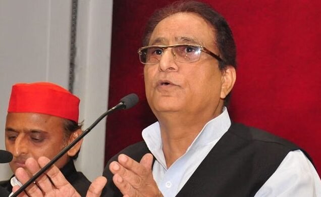 काशी के घाटों पर छठ महापर्व के दौरान श्रद्धालु गंगा नदी में अर्घ्य अर्पित करते हुए, डूबते सूरज को नमन करते हुए महिलाएं और भक्तों की भीड़।