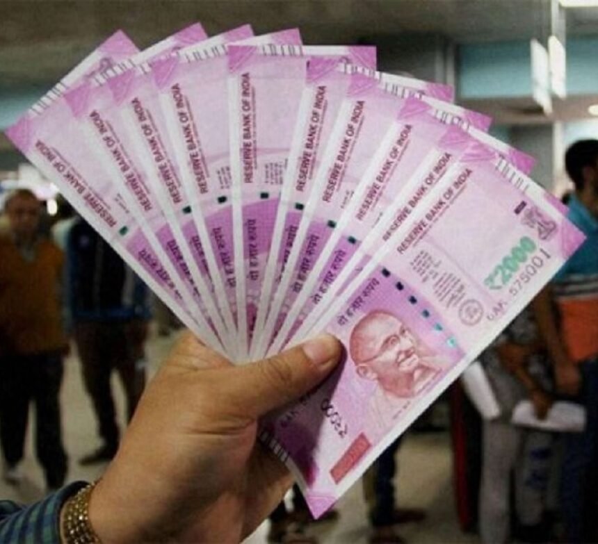 ऑफिस में काम करती महिला कर्मचारी भारत में पुरुषों और महिलाओं की सैलरी में अंतर घटता हुआ, जेंडर इक्विटी का संकेत