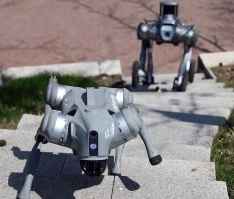 चीन का सैन्य वाहन डीपसीक एआई तकनीक से लैस, युद्ध क्षेत्र में इस्तेमाल के लिए तैयार रोबोट डॉग्स और ड्रोन स्वॉर्म्स के साथ प्रदर्शित।