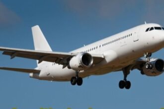 दिल्ली में 13वीं एशिया-पैसिफिक एक्सीडेंट इन्वेस्टिगेशन ग्रुप बैठक के दौरान नागरिक उड्डयन सचिव समीर कुमार सिन्हा राष्ट्रीय विमानन सुरक्षा केंद्र की घोषणा करते हुए।