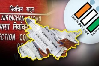 उत्तर प्रदेश के मुख्य निर्वाचन अधिकारी नवदीप रिणवा चुनाव अधिकारियों के साथ विशेष प्रगाढ़ पुनरीक्षण (एसआईआर) की समीक्षा बैठक करते हुए, मतदाता सूची 2026 की तैयारियों की दिशा में निर्देश देते हुए।