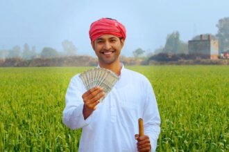 प्रधानमंत्री किसान सम्मान निधि योजना के तहत किसानों को 21वीं किस्त जारी करने की तैयारी, किसान अपने मोबाइल या वेबसाइट पर पीएम किसान स्टेटस चेक करते हुए।