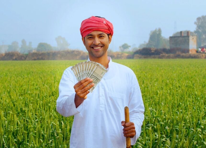 प्रधानमंत्री किसान सम्मान निधि योजना के तहत किसानों को 21वीं किस्त जारी करने की तैयारी, किसान अपने मोबाइल या वेबसाइट पर पीएम किसान स्टेटस चेक करते हुए।