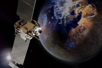 इसरो के एलवीएम3 रॉकेट से 2 नवंबर को लॉन्च होने वाला भारत का सबसे भारी संचार उपग्रह सीएमएस-03 (जीसैट-7आर), श्रीहरिकोटा लॉन्च पैड से उड़ान भरने की तैयारी में।