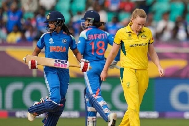 डीवाई पाटिल स्टेडियम में भारत और ऑस्ट्रेलिया की महिला क्रिकेट टीमें सेमीफाइनल मुकाबले के लिए मैदान पर उतरती हुईं, पिच पर उत्साह और जोश का माहौल।