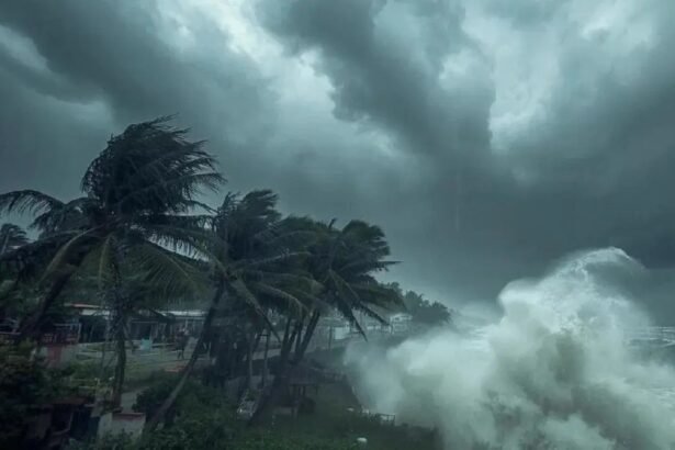 उत्तर प्रदेश में मोंथा चक्रवात का असर, वाराणसी और पूर्वांचल में भारी बारिश के साथ तेज हवाएं चलने की चेतावनी।