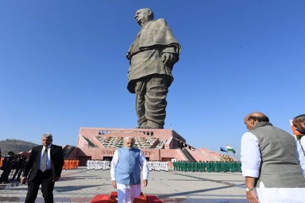 सरदार वल्लभभाई पटेल की 182 मीटर ऊंची ‘स्टैच्यू ऑफ यूनिटी’ नर्मदा नदी के किनारे गर्व से खड़ी है। यह प्रतिमा भारत की एकता, साहस और लौह पुरुष की विरासत का प्रतीक है। आसपास हरियाली, पर्यटन सुविधाएँ और लोग श्रद्धा से निहारते हुए दिखाई दे रहे हैं।