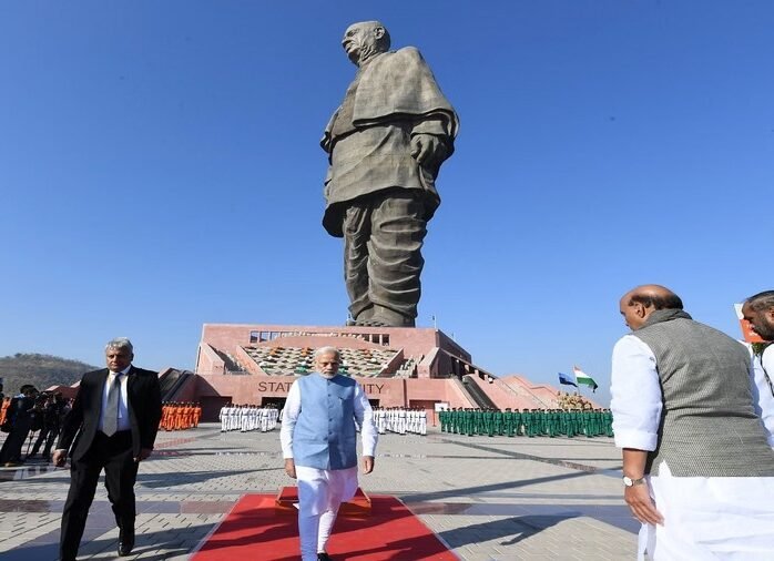 सरदार वल्लभभाई पटेल की 182 मीटर ऊंची ‘स्टैच्यू ऑफ यूनिटी’ नर्मदा नदी के किनारे गर्व से खड़ी है। यह प्रतिमा भारत की एकता, साहस और लौह पुरुष की विरासत का प्रतीक है। आसपास हरियाली, पर्यटन सुविधाएँ और लोग श्रद्धा से निहारते हुए दिखाई दे रहे हैं।