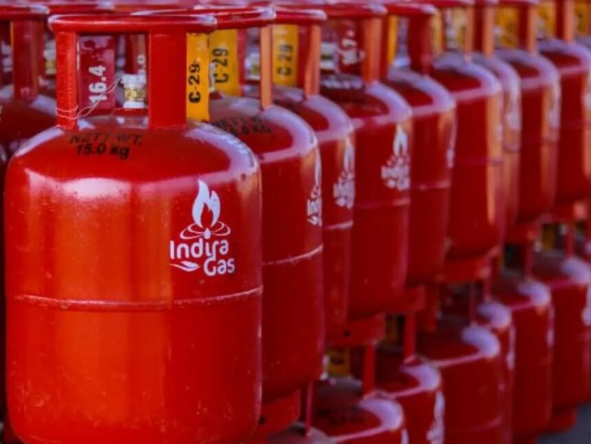 सरकारी तेल कंपनियों ने नवंबर 2025 में एलपीजी कमर्शियल सिलेंडर के दामों में 5 रुपये की कमी की, दिल्ली में अब 19 किलो सिलेंडर ₹1590.50 में उपलब्ध।