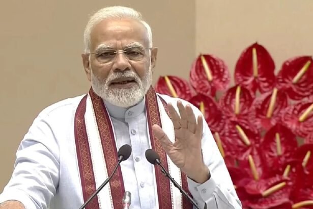 प्रधानमंत्री नरेंद्र मोदी नई दिल्ली के भारत मंडपम में साइंस एंड टेक्नोलॉजी इनोवेशन कॉन्क्लेव 2025 का उद्घाटन करते हुए, मंच पर वैज्ञानिकों और इनोवेटर्स के साथ।