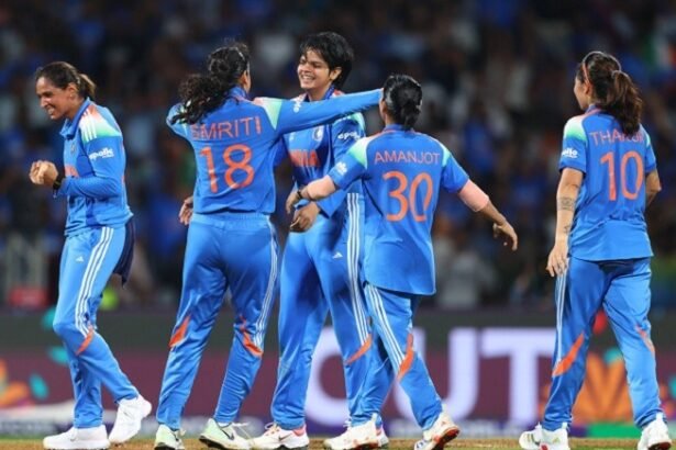 भारतीय महिला क्रिकेट टीम ICC महिला क्रिकेट विश्व कप 2025 जीतकर जश्न मनाती हुई