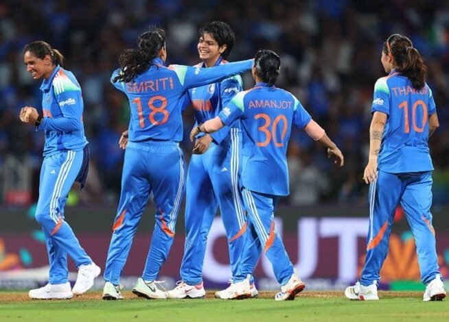 भारतीय महिला क्रिकेट टीम ICC महिला क्रिकेट विश्व कप 2025 जीतकर जश्न मनाती हुई